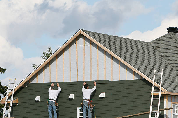Professional Siding technician working in Arlington Heights, WA
